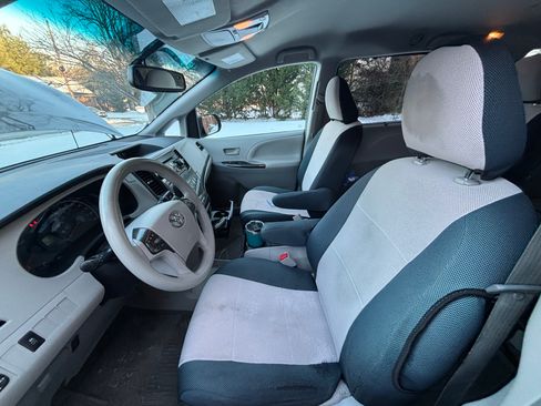 Used 2014 Toyota Sienna LE image 16