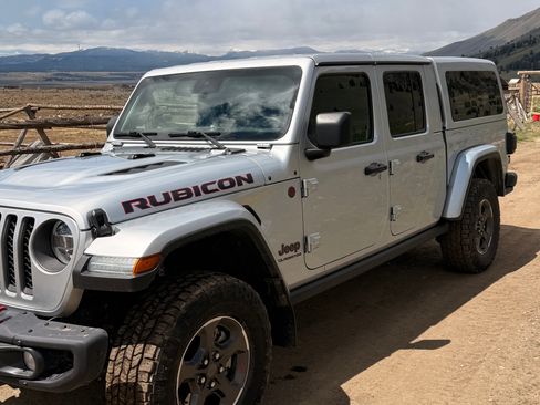 Used 2022 Jeep Gladiator Rubicon w/ LED Lighting Group AWD/4WD image 2
