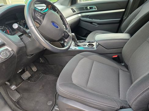Used 2017 Ford Explorer XLT image 6
