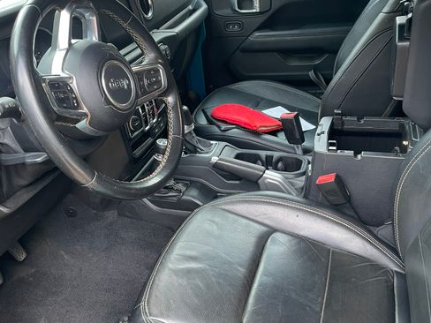 Used 2019 Jeep Wrangler Unlimited Sahara AWD/4WD image 16