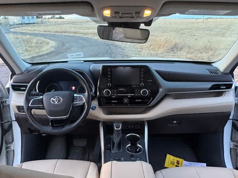 Used 2021 Toyota Highlander XLE image 16