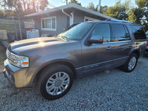 Used 2014 Lincoln Navigator 2WD image 2