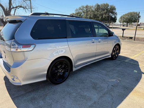 Used 2015 Toyota Sienna SE image 8
