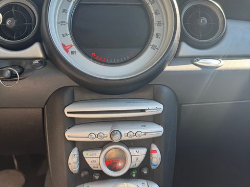 Used 2010 MINI Cooper Hardtop image 12