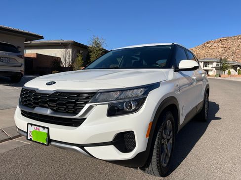 Used 2021 Kia Seltos LX image 2