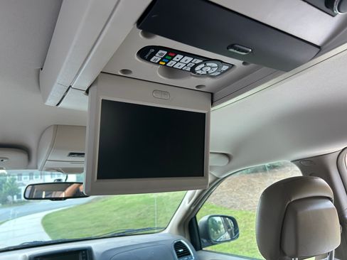 Used 2015 Chrysler Town & Country Touring FWD image 9