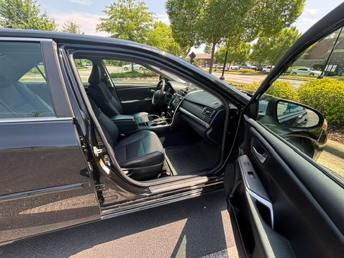 Used 2017 Toyota Camry SE FWD image 2