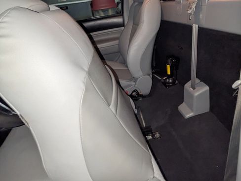 Used 2014 Toyota Tacoma 4x4 Regular Cab image 10