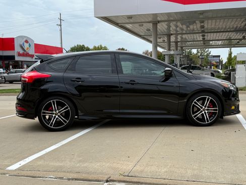 Used 2017 Ford Focus ST image 8
