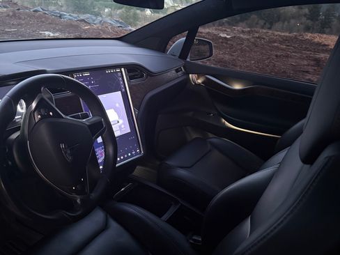 Used 2018 Tesla Model X 75D image 4