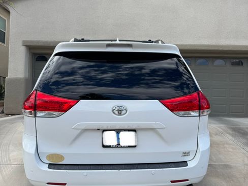 Used 2012 Toyota Sienna XLE w/ Premium Pkg AWD/4WD image 2