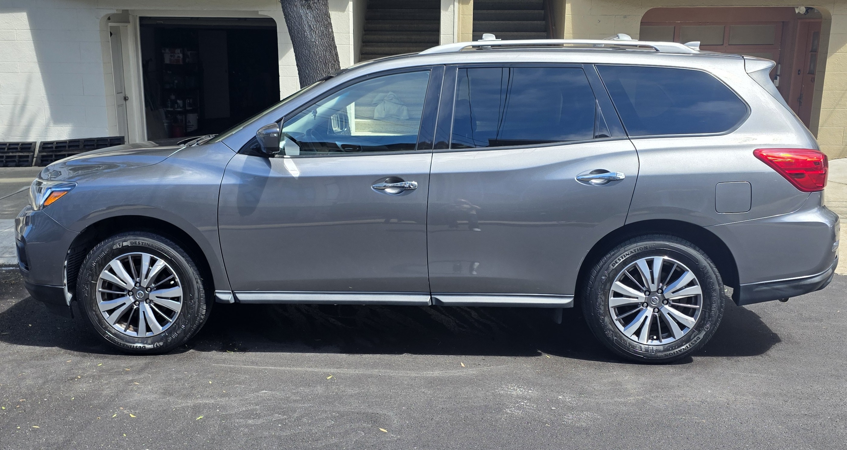 Used 2020 Nissan Pathfinder SL AWD/4WD image 4