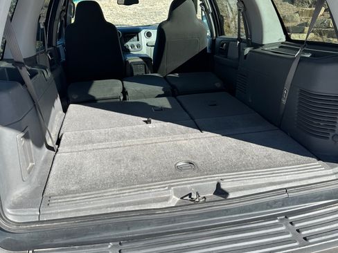 Used 2004 Ford Expedition XLT image 24