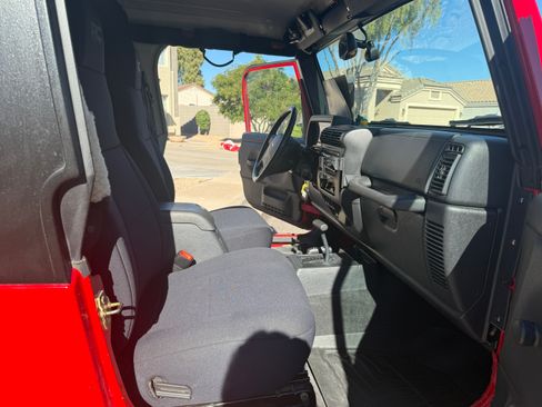 Used 2005 Jeep Wrangler Unlimited w/ Security Group image 9