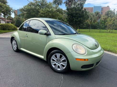 Used 2009 Volkswagen Beetle Coupe FWD image 4