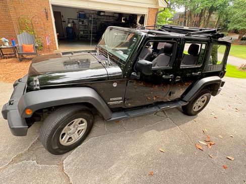 Used 2017 Jeep Wrangler Unlimited Sport w/ Connectivity Group AWD/4WD image 16