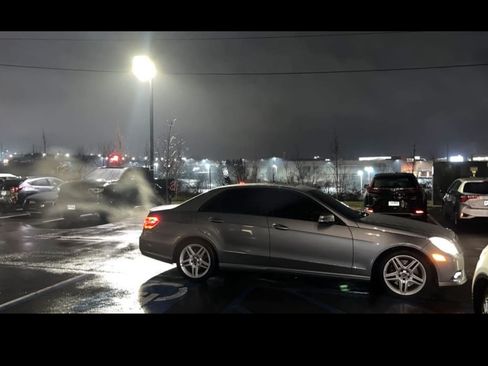 Used 2011 Mercedes-Benz E 550 4MATIC Sedan image 9