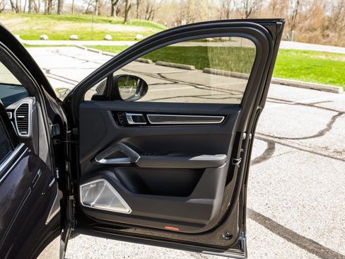 Used 2020 Porsche Cayenne Turbo S image 17