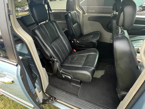 Used 2013 Chrysler Town & Country Touring-L w/ Driver Convenience Group image 30