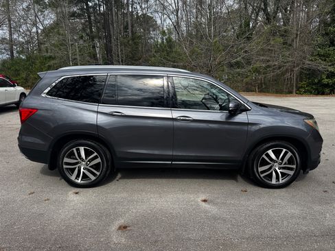 Used 2017 Honda Pilot Touring image 2