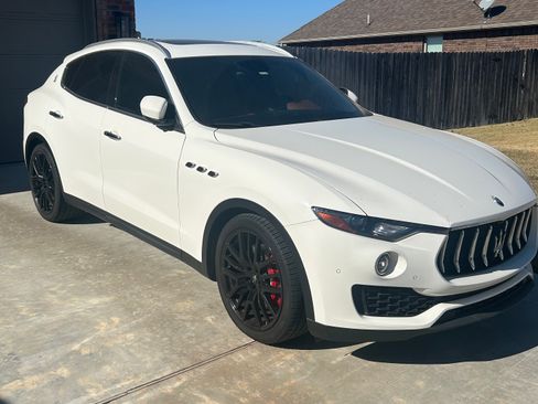 Used 2018 Maserati Levante S image 11