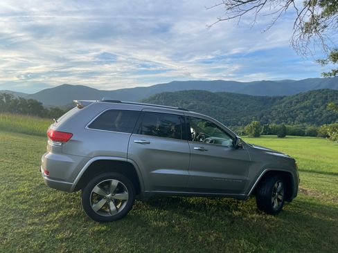 Used 2015 Jeep Grand Cherokee Overland w/ Advanced Technology Group image 24