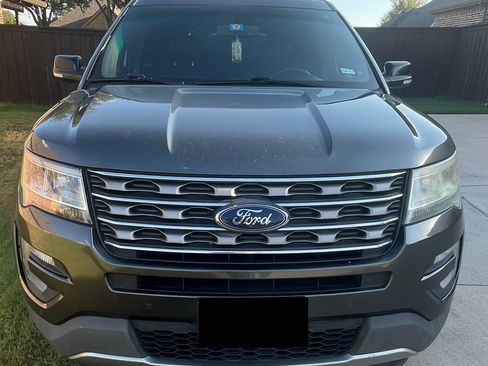 Used 2017 Ford Explorer XLT w/ Equipment Group 202A FWD image 4