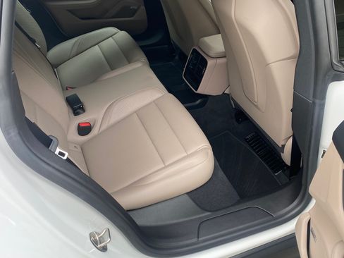 Used 2022 Porsche Taycan image 10