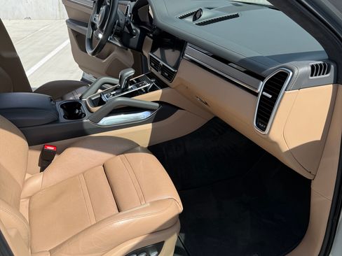 Used 2020 Porsche Cayenne Turbo AWD/4WD image 17