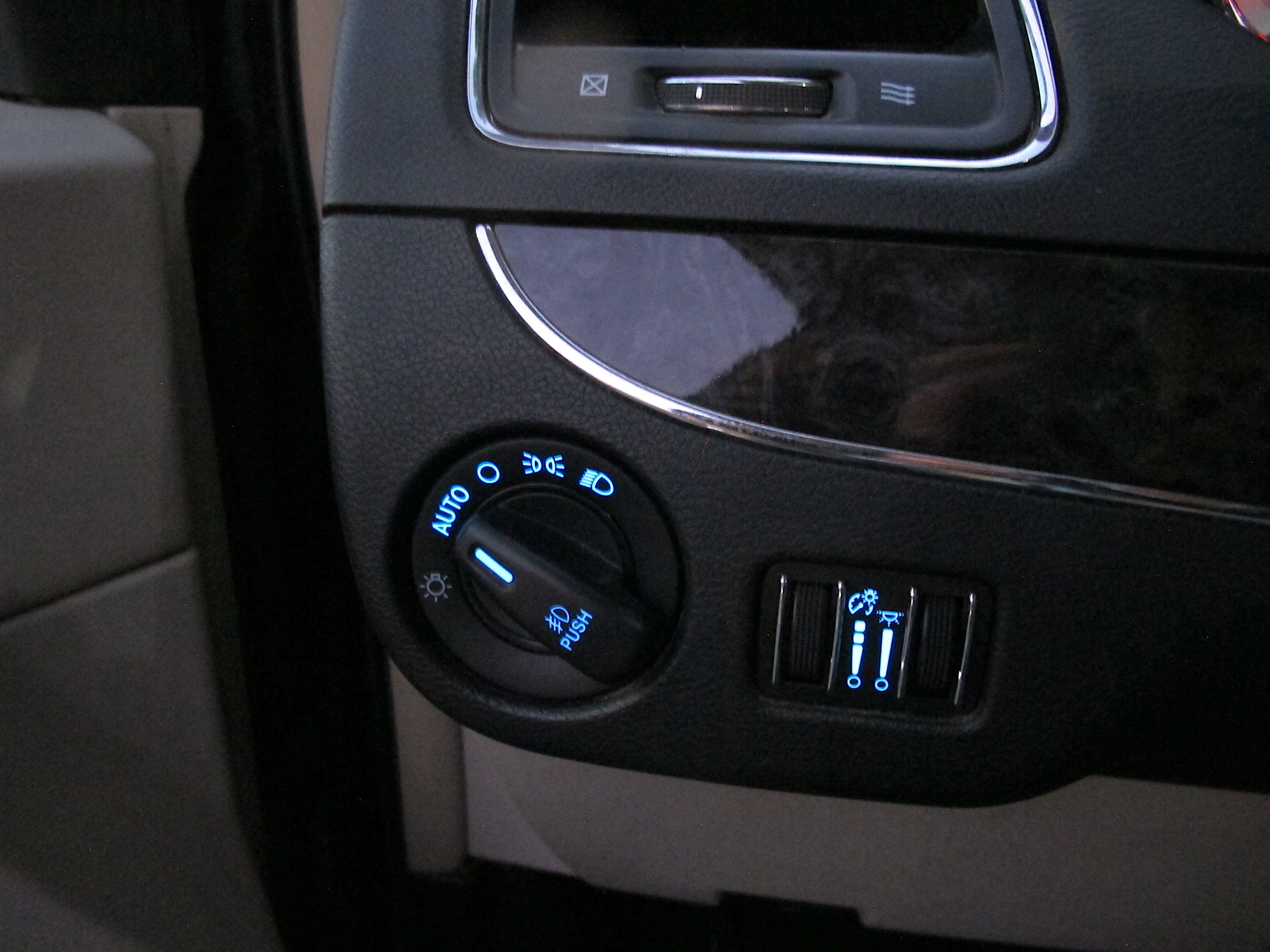 Used 2015 Chrysler Town & Country Touring FWD image 14