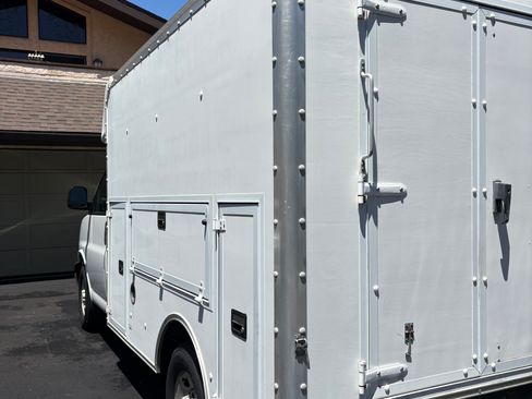 Used 2003 Chevrolet Express 3500 w/ Chrome Appearance Package RWD image 6