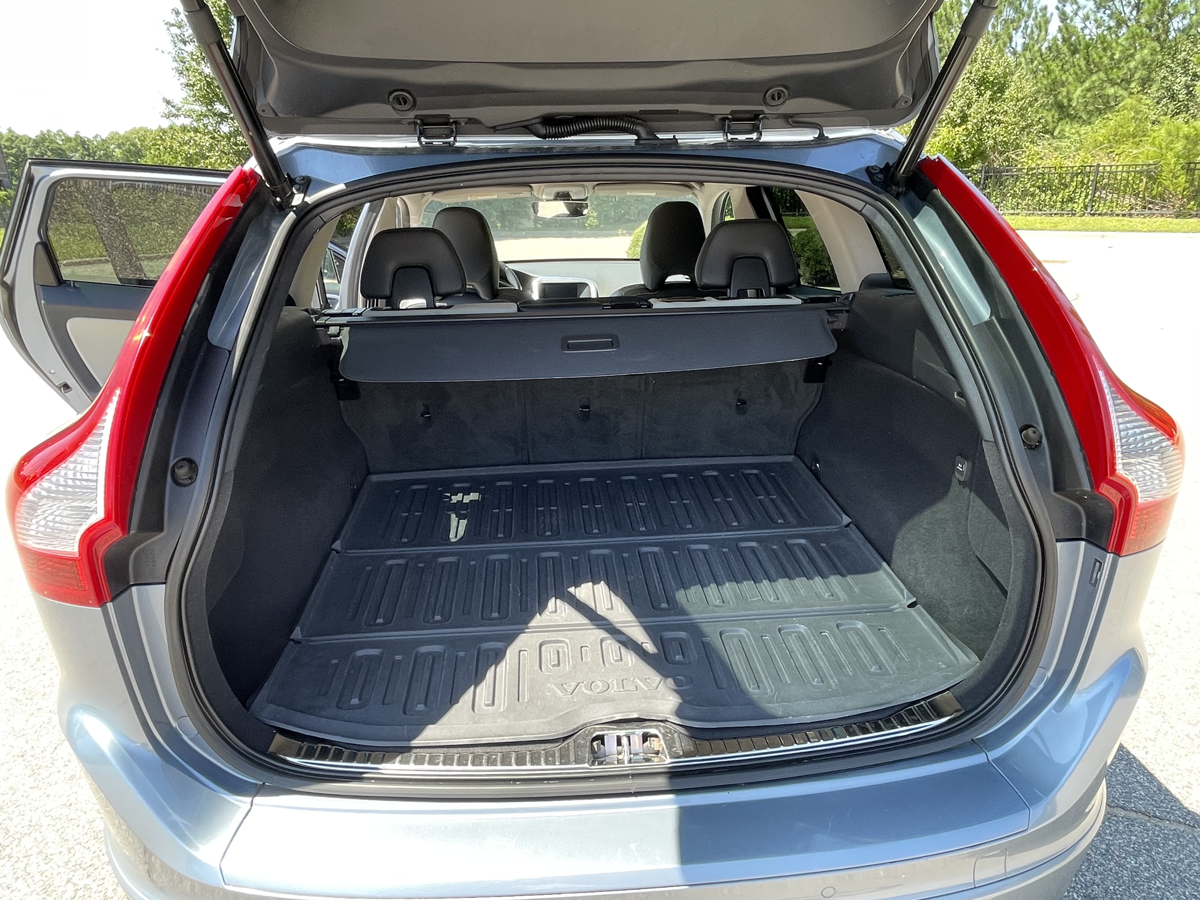 Used 2017 Volvo XC60 T5 Dynamic w/ Preferred Option Package FWD image 11