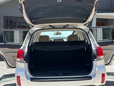 Used 2010 Subaru Outback 2.5i Limited AWD/4WD image 8