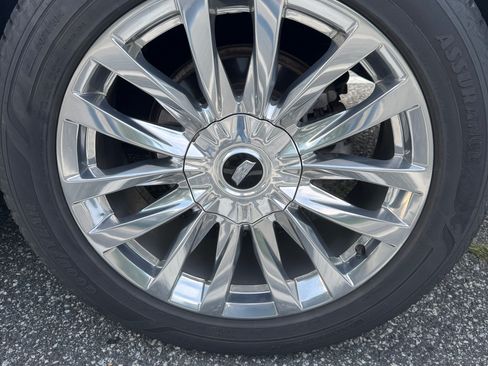 Used 2022 Cadillac Escalade Premium Luxury AWD/4WD image 4