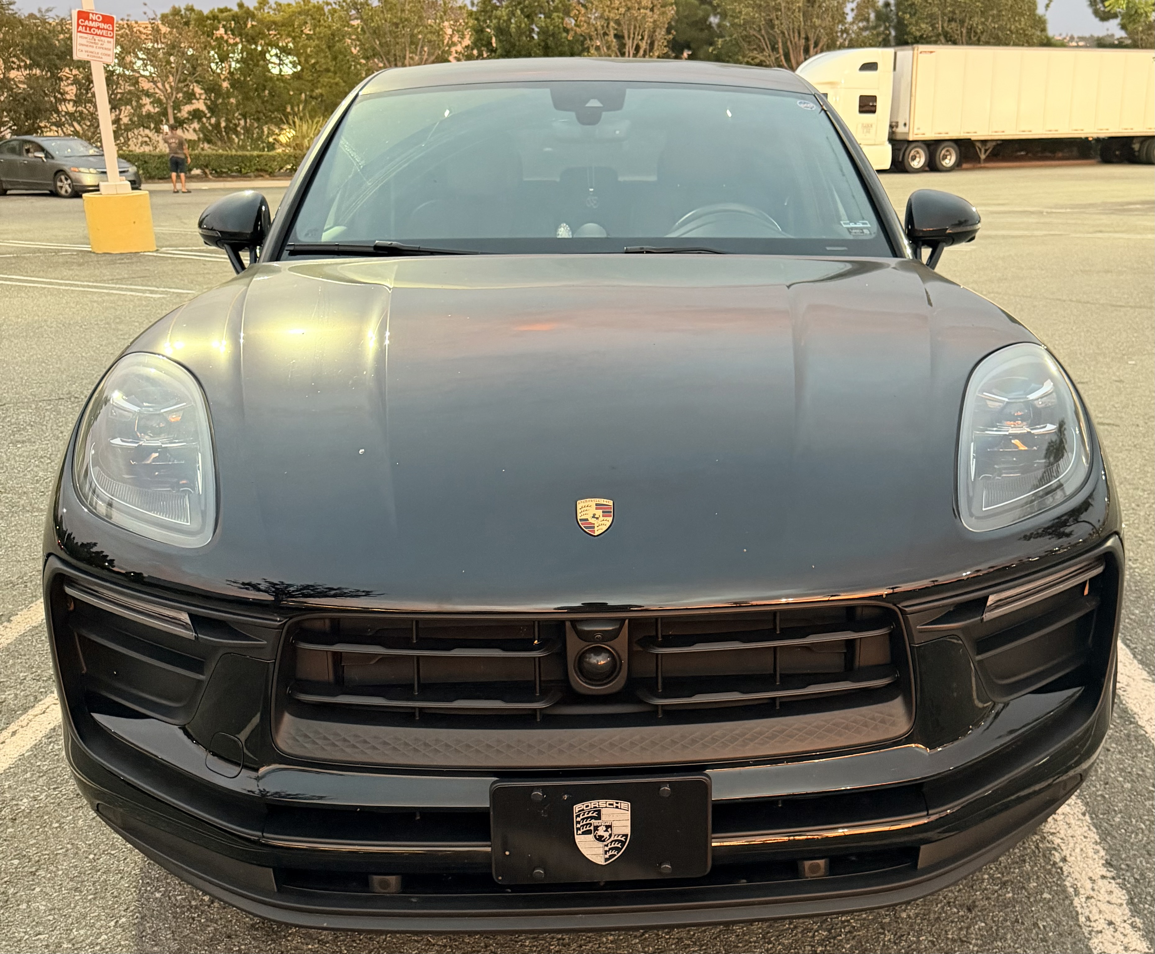 Used 2024 Porsche Macan AWD/4WD image 1