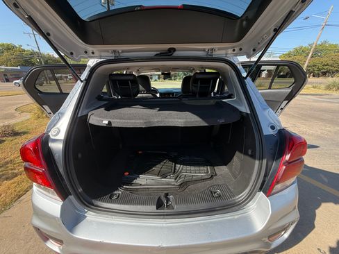 Used 2020 Chevrolet Trax LT w/ LT Convenience Package FWD image 4
