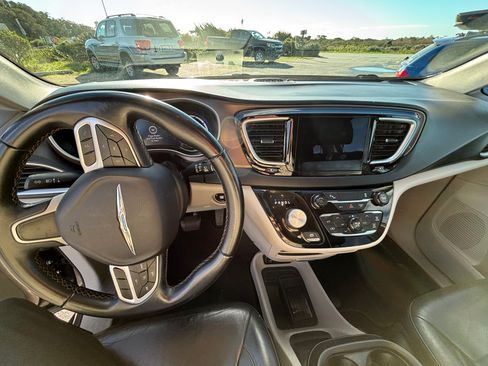 Used 2018 Chrysler Pacifica Touring-L image 13