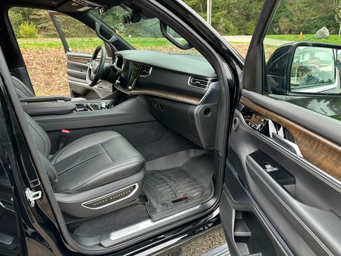 Used 2022 Jeep Grand Wagoneer Series I w/ HD Trailer Tow Package image 11