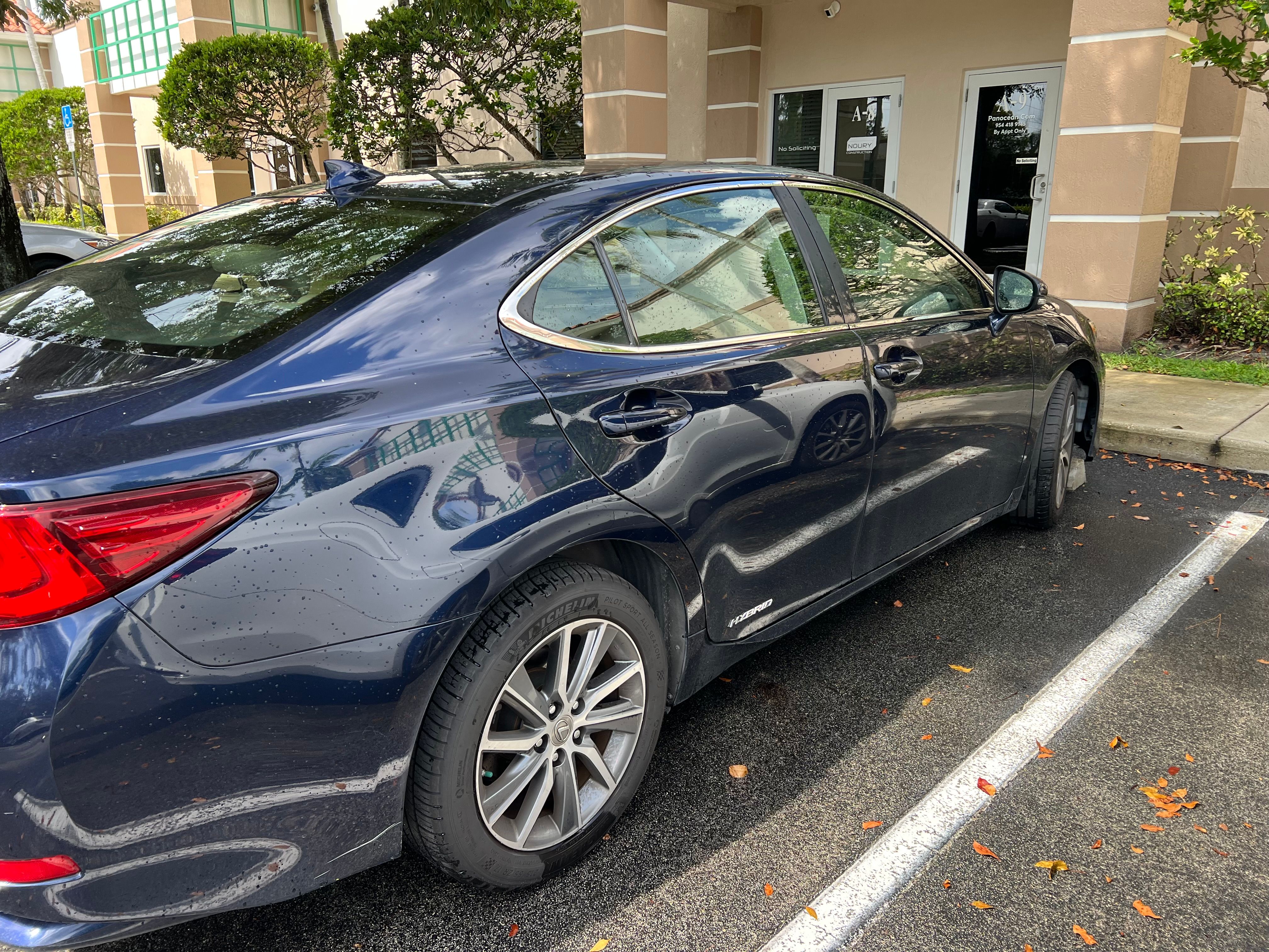 Used 2016 Lexus ES 300h w/ Premium Package w/Wood Trim FWD image 6