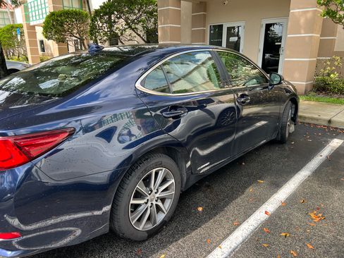 Used 2016 Lexus ES 300h w/ Premium Package w/Wood Trim FWD image 6