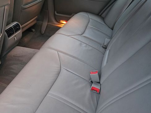 Used 2006 Lincoln Town Car Signature Limited image 12