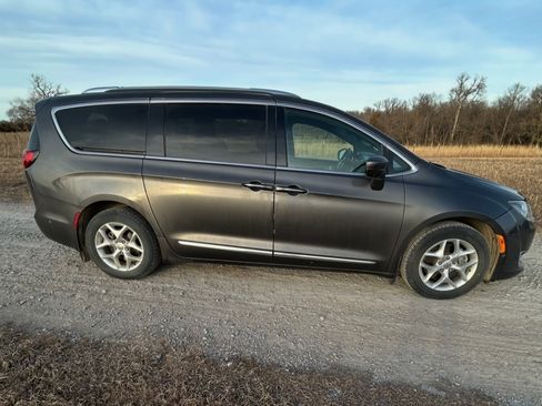 Used 2020 Chrysler Pacifica Touring-L image 1