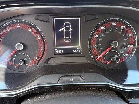 Used 2019 Volkswagen Jetta SE image 2