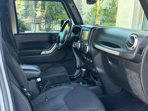 Used 2013 Jeep Wrangler Unlimited Sahara w/ Connectivity Group image 9