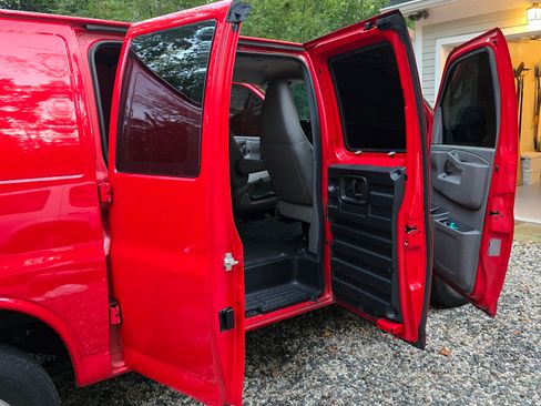 Used 2017 Chevrolet Express 2500 Van 3D image 2