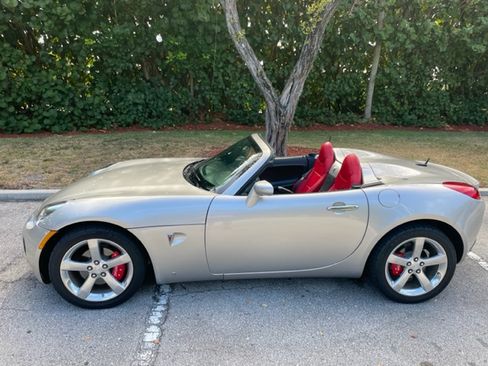 Used 2008 Pontiac Solstice GXP RWD image 2
