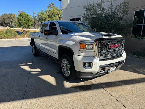 Used 2019 GMC Sierra 2500 Denali w/ Duramax Plus Package AWD/4WD image 2