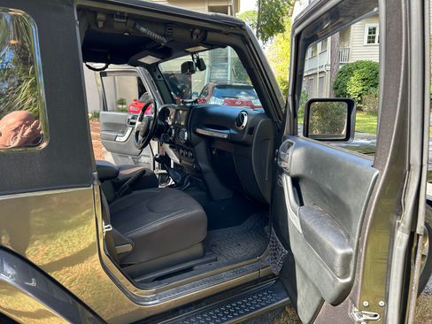 Used 2017 Jeep Wrangler Sahara w/ Connectivity Group image 8