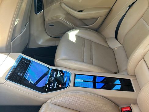 Used 2018 Porsche Panamera image 19