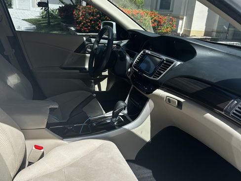 Used 2016 Honda Accord EX image 2